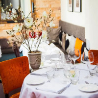 Quantus Restaurant & Bar inside